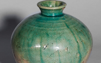 Vase globulaire à petit col ourlé en grès porcelaineux...