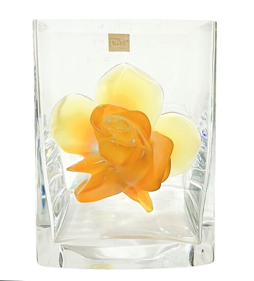 Vaso Lalique "Amber Rose", vaso in vetro trasparente con rosa applicata sul davanti in color ambra. , France