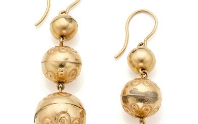 Yellow 9K chiseled gold bead pendant earrings, g 8.75 circa, length cm 5.70 circa. (slight defects)
