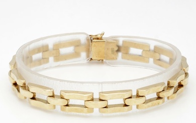 14 karat yellow gold link bracelet, with 2 safety eights....