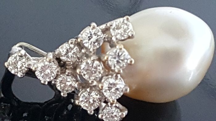 18 kt. Cultured pearl 12 x 13 mm - Antique pearl 13x12 mm with 1.1 carat diamonds / clip pendant 18 carat white gold & diamonds Diamond