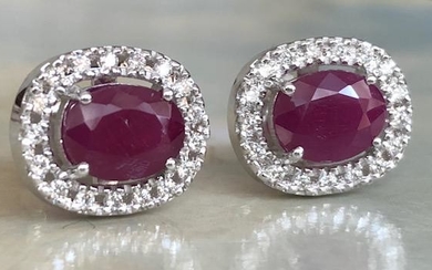 18 kt. White gold Earrings with 2.60 ct Ruby and