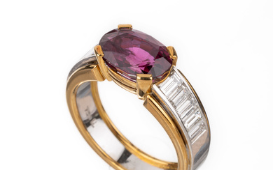18 kt gold ruby-diamond-ring , YG/WG 750/000, oval bevelled ruby...