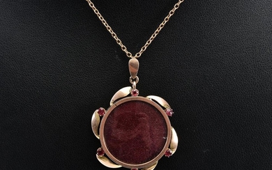 A GARNET LOCKET WITH CHAIN IN 9CT GOLD