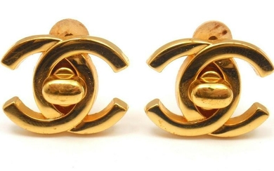 CHANEL VINTAGE F LARGE GOLD TONE CLIP-ON DOUBLE C