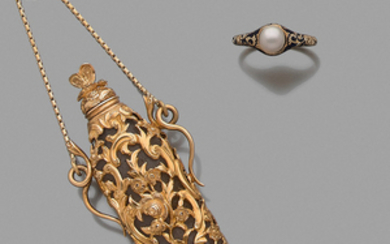 CIRCA 1840 SET OF RING AND FLASK A gold set...