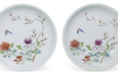A PAIR OF FAMILLE ROSE DISHES, 18TH-19TH CENTURY