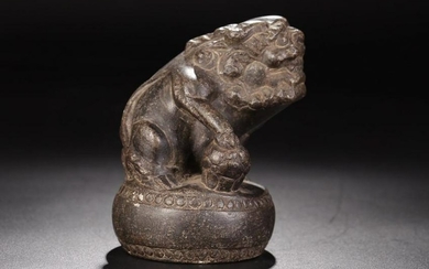 A LION STONE ORNAMENT FOR BAMBOO MAT WEIGHT