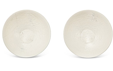 A PAIR OF MOLDED WHITE-GLAZED BOWLS, 18TH-19TH CENTURY