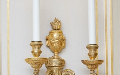 Paire d'appliques d'époque Louis XVI, en bronze ciselé et doré, à fût central cannelé surmonté d'une cassolette fumante, deux feux, h