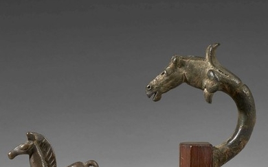 PROBABLEMENT ART ROMAIN, VERS LE 2e - 3e SIÈCLE Deux figures équestres en bronze