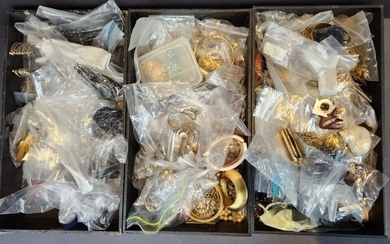 400 items of costume jewelry from the Twins
