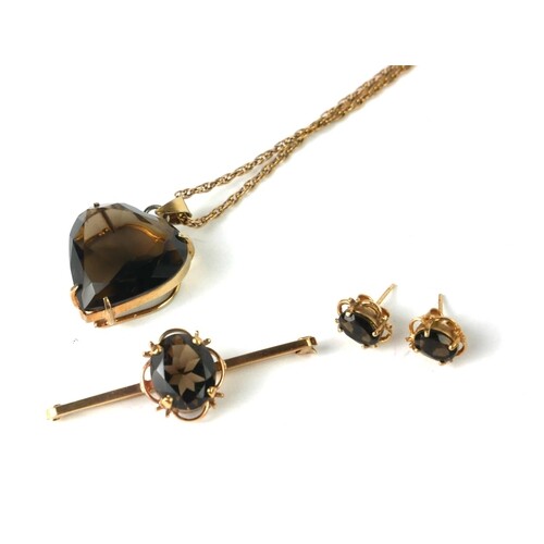 A 9CT GOLD AND SMOKEY QUARTZ PENDANT NECKLACE, BROOCH AND EA...