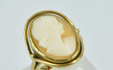 A 9ct GOLD CAMEO RING
