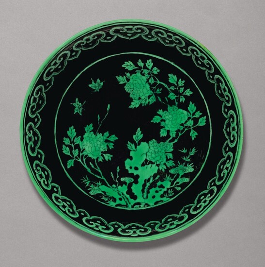 A BLACK-GROUND GREEN-ENAMELLED 'BUTTERFLY AND FLOWER' DISH, QIANLONG SEAL MARK AND PERIOD | 清乾隆 墨地綠彩蝶戀花紋盤 《大清乾隆年製》款
