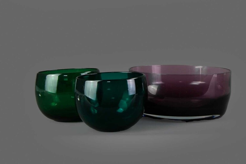 A CAITHNESS AMETHYST GLASS BOWL, ALONG WITH TWO OTHER COLOURED GLASS BOWLS