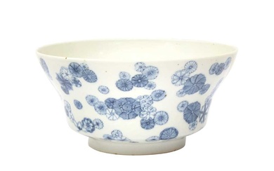 A CHINESE BLUE AND WHITE OGEE BOWL 清十九世紀 青花皮球花折腰盌 《御賜純一堂製》款