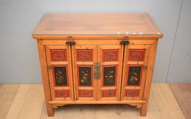 A CHINESE CABINET WITH HAND PAINTED DETAILING (86H x 100W x 54D CM) (LEONARD JOEL DELIVERY SIZE: LARGE)