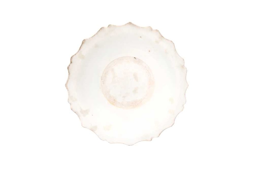 A CHINESE WHITE-GLAZED FOLIATE DISH 宋 白釉葵口盤