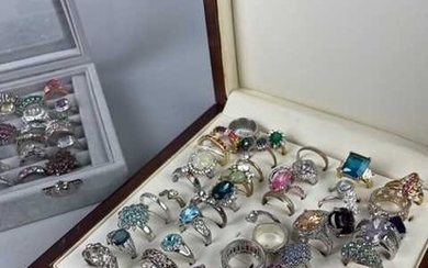 A COLLECTION OF COSTUME RINGS