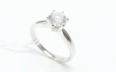 A DIAMOND SOLITAIRE RING IN PLATINUM, FEATURING A ROUND BRILLIANT CUT DIAMOND OF 1.02CTS, SIZE I, 4.1GMS
