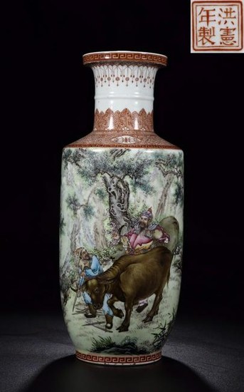 A FAMILLE ROSE GLAZE VASE WITH PAINTING