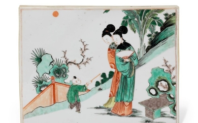 A FAMILLE VERTE TWO-SIDED 'LADIES, PEONIES AND BUTTERFLY' RECTANGULAR PLAQUE, KANGXI PERIOD (1662-1722)