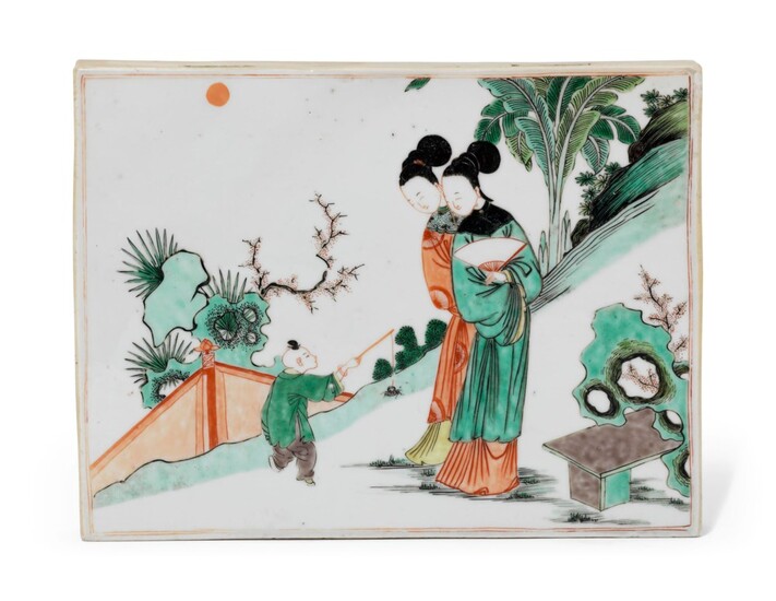 A FAMILLE VERTE TWO-SIDED 'LADIES, PEONIES AND BUTTERFLY' RECTANGULAR PLAQUE, KANGXI PERIOD (1662-1722)