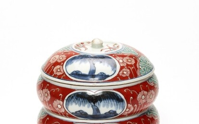 A FINELY PAINTED IMARI THREE-CASE BOX WITH COVER