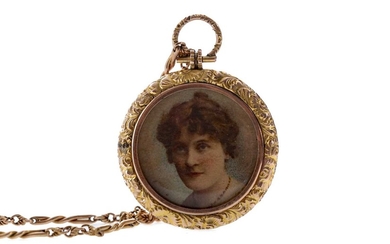 A GOLD CHAIN WITH GILT LOCKET