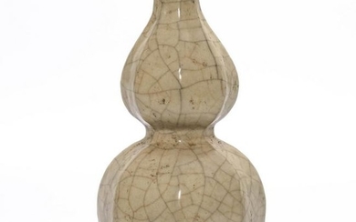 A Ge-type Gourd Shaped Vase