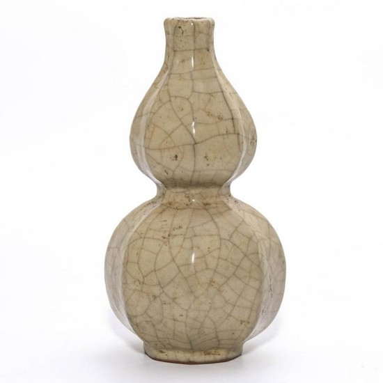 A Ge-type Gourd Shaped Vase