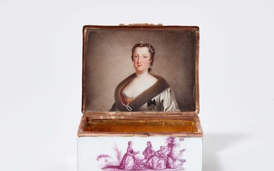 A Meissen porcelain snuff box with a portrait of Maria Josepha of Saxony