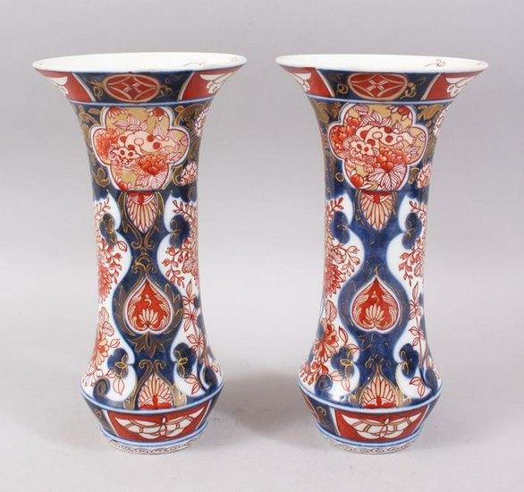 A PAIR OF 18TH CENTURY JAPANESE IMARI PORCELAIN FLUTED