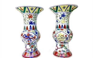 A PAIR OF CHINESE WUCAI VASES
