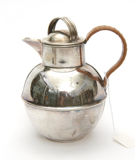 A SILVER PLATED CREAM JUG WITH WICKER HANDLE H.15CM