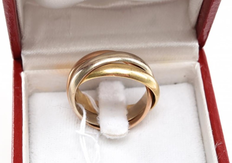 A TRINITY RING BY CARTIER IN 18CT TRI-COLOUR GOLD, SIZE O, BOXED (NUMBERED D1274 - SIZE 57)
