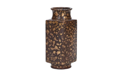 A bronze gold splashed Cong vase. Marked with seal mark Xuande. China, 18th/19th century. H. 15 cm.