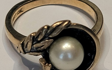 A cultured pearl ring in 10k yellow gold