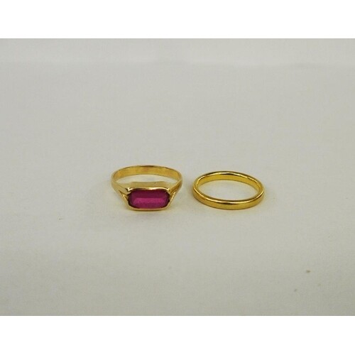 A gold and ruby-coloured stone lozenge set ring, marked indi...