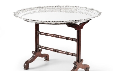 A large Italian silver tray with wood support forming coffee-table, Buccellati, Milan, circa 1980 | Grand plateau rond en argent avec support en bois formant table basse par Buccellati, Milan, vers 1980