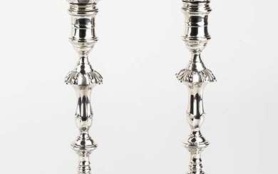 A pair of English sterling silver candlesticks - London 1896-1897...