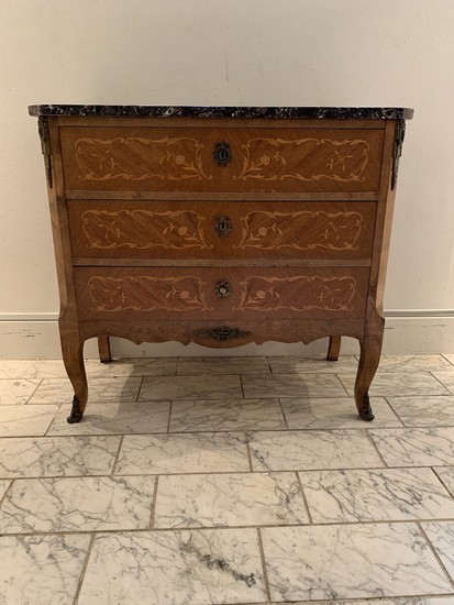 A rosewood Rococo style chest of drawers, inlaid with light wood, marble top. 20th century. H. 78. W. 83. D. 42 cm.
