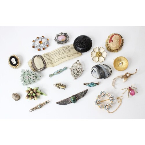 A selection of antique and vintage brooches to include a Vic...