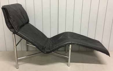 A stunning, simplistic, rare leather chaise-longue. Black leather on...