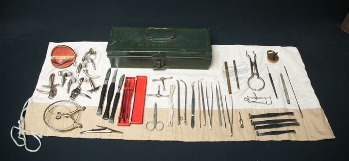 A very complete 19th century doctor's box. - Iron, ebony, copper, silver, paper. - 19th century