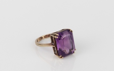 A vintage 9ct yellow gold and amethyst ring - hallmarked Edi...