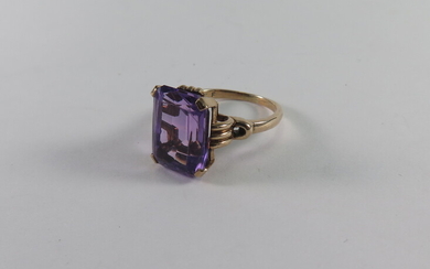 AN AMETHYST AND 10k GOLD RING