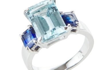 AN AQUAMARINE AND SAPPHIRE DRESS RING IN 18CT WHITE GOLD, FEATURING AN AQUAMARINE OF 4.20CTS, FLANKED BY BLUE SAPPHIRES TOTALLING 1....
