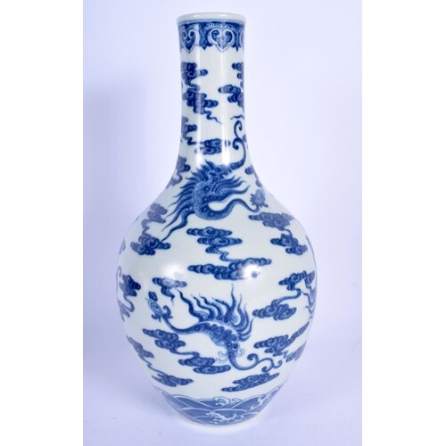 AN EARLY 20TH CENTURY CHINESE BLUE AND WHITE PORCELAIN VASE ...